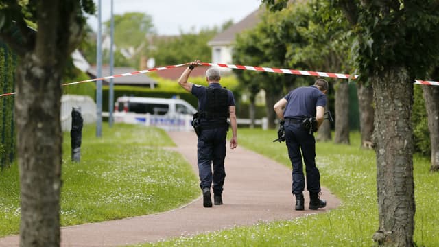 Des policiers à Magnanville, dans les Yvelines, mardi 14 juin, près de la maison où un couple de policiers a été tué