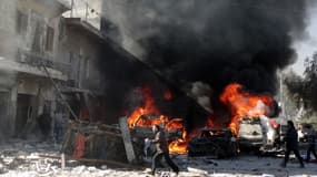 Une des explosions dans le quartier de Tariq al-Bab, à Alep, samedi 1er février. Les raids aériens ont fait 121 victimes en deux jours.