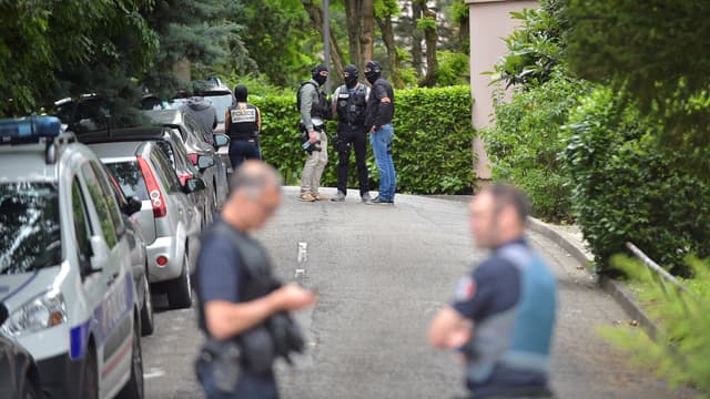 Effectifs de police à Oullins, à la suite de l'arrestation de quatre personnes le 27 mai, dans l'enquête sur l'explosion à Lyon