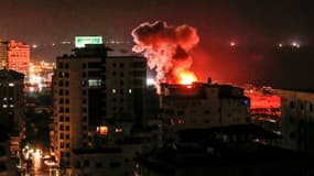 Un panache de fumée s'élève dans le ciel de Gaza après une frappe aérienne de l'armée israélienne le 8 août 2018
