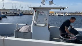 Anthony, pêcheur sur l'étang de Berre (Bouches-du-Rhône), sur son bateau le mercredi 16 octobre 2024.