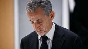 L'ancien président Nicolas Sarkozy quitte le tribunal de Paris après le verdict dans le procès libyen, le 25 septembre 2025