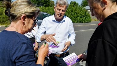 Fabien Roussel, candidat communiste aux législatives, parle avec des habitants, le 2 juin 2022 à Bruay-sur-l'Escaut, dans le Nord
