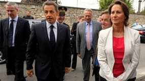 Nicolas Sarkozy entouré du ministre de l'Agriculture, Bruno Le Maire (à gauche), et de la présidente de la région Poitou-Charentes, Ségolène Royal, à La Rochefoucauld. Le président français, qui a visité une ferme de la région, a annoncé un plan d'aide po