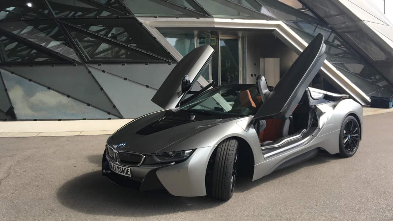 4,70 mètres de long, une carrosserie en fibre de carbone, un look racé, la i8 roadster ne passe pas inaperçue. 4,70 mètres de long, une carrosserie en fibre de carbone, un look racé, la i8 roadster ne passe pas inaperçue.