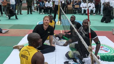 Le prince Harry a participé samedi au Nigeria à un match de volley-ball assis avec des vétérans de l'armée