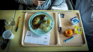 Une patiente mange un repas comprenant un plat "fait-maison" à l'hôpital Léon Bérard à Lyon, le 10 septembre 2018. (Photo d'illustration)