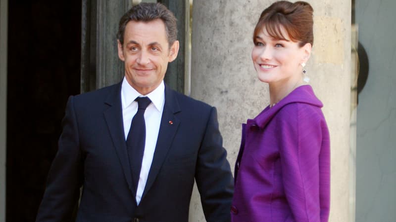 Nicolas Sarkozy et Carla Bruni sur le perron de l'Elysée à Paris, le 14 juillet 2008