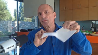 Yanis Varoufakis, ancien ministre des Finances et économiste grec, déchirant son invitation au festival d'Adélaïde pour protester contre la désinvitation d'une autrice palestino-australienne, dans une vidéo publiée sur X le 9 janvier 2025.