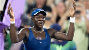 La joie de la Canadienne Victoria Mboko après sa victoire contre Elena Rybakina à Montréal le 6 août 2025 