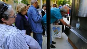 Inauguration au jardin de Reuilly, dans le XIIe arrondissement à Paris, de la première fontaine de France offrant de l'eau pétillante. En plus de l'eau tempérée ou fraîche, les promeneurs assoiffés ont désormais la possibilité d'opter, gratuitement et à v