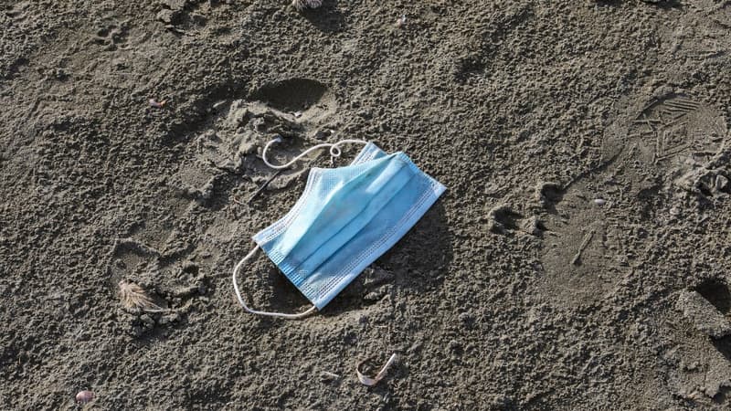 (Illustration) Un masque sur une plage de Chypre.