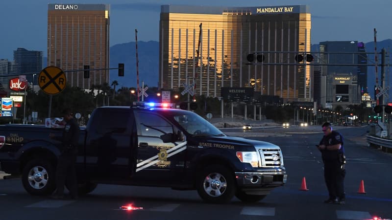 Des véhicules de police devant l'hôtel Mandala Bay, à Las Vegas.