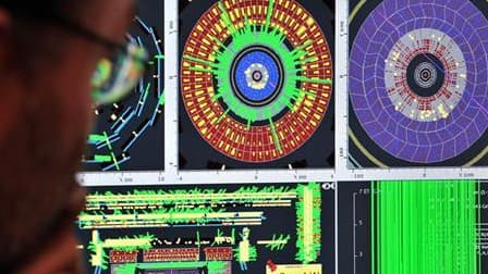 Scientifiques devant des écrans de contrôle du Cern près de Genève. Les physiciens du centre espèrent découvrir l'an prochain les premières preuves de l'existence de mondes parallèles et de nouvelles dimensions, des concepts chers aux auteurs de science-f