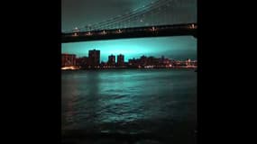Le ciel de New-York a été plongé dans une lumière bleue jeudi 27 décembre, à la suite d'une explosion d'un alternateur électrique.