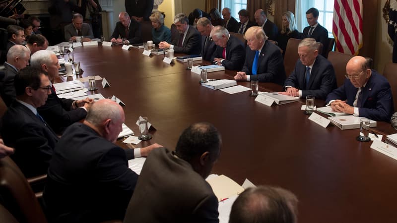 Donald Trump et ses ministres en pleine prière, à la Maison Blanche, le 20 décembre 2017.