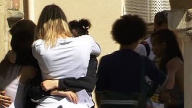 Sur la palce de Condrieu, la famille et les proches de l'adolescent de 14 ans tué cherchent à comprendre