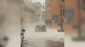 La ville de Plombières-Les-Bains sous les eaux ce mardi.