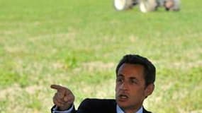 Nicolas Sarkozy a justifié vendredi son implication dans le dossier agricole, tout en se démarquant de son prédécesseur Jacques Chirac, accusé à demi-mot d'avoir une approche "folklorique" d'un secteur qu'il juge stratégique pour l'économie française. /Ph