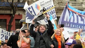 Javier Milei brandissant une tronçonneuse lors d'un rassemblement au cours de sa campagne pour l'élection présidentielle argentine, à La Plata, dans la province de Buenos Aires, en Argentine, le 12 septembre 2023.