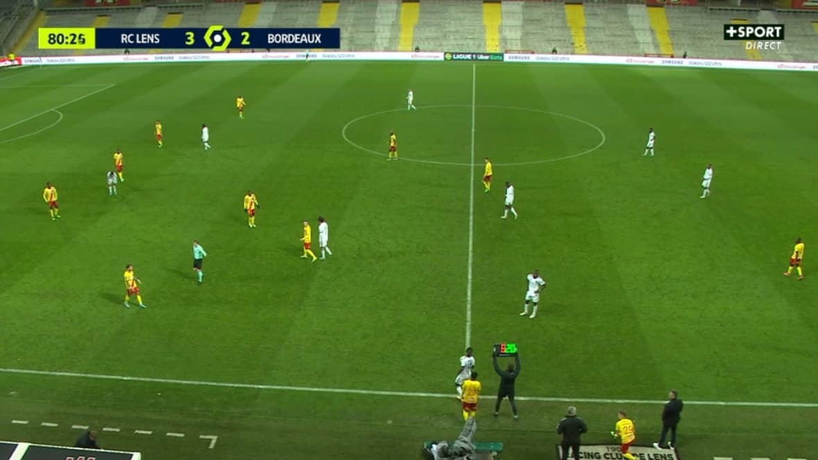 Le 4e arbitre annonçant la sortie de Fofana durant Lens-Bordeaux Le 4e arbitre annonçant la sortie de Fofana durant Lens-Bordeaux