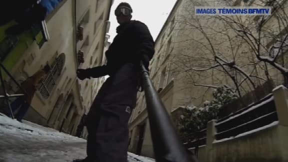 Les Parisiens ont transformé les rues enneigées en pistes de ski.