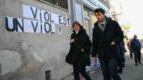 Gisèle Pelicot et l'un de ses avocats Stéphane Babonneau se rendant au procès des viols de Mazan qui se tient au tribunal judiciaire d'Avignon.