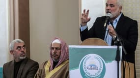 Ismaïl Haniyeh (d), nouveau chef du Hamas, à Rafah, dans les Territoires palestiniens, le 24 février 2017