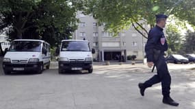 Un gendarme à Sevran, en Seine-Saint-Denis, en mai 2011. (photo d'illustration)