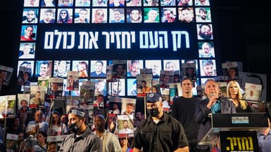 L'envoyé spécial américain Steve Witkoff (au centre) s'exprime sous le regard de l'homme d'affaires américain Jared Kushner et de son épouse Ivanka Trump lors d'un rassemblement à Hostages Square, à Tel-Aviv, le 11 octobre 2025.