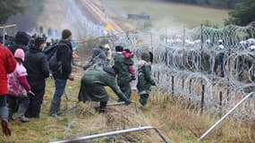Des migrants bloqués à la frontière entre le Bélarus et la Pologne, le 8 novembre 2021 dans la région de Grodno