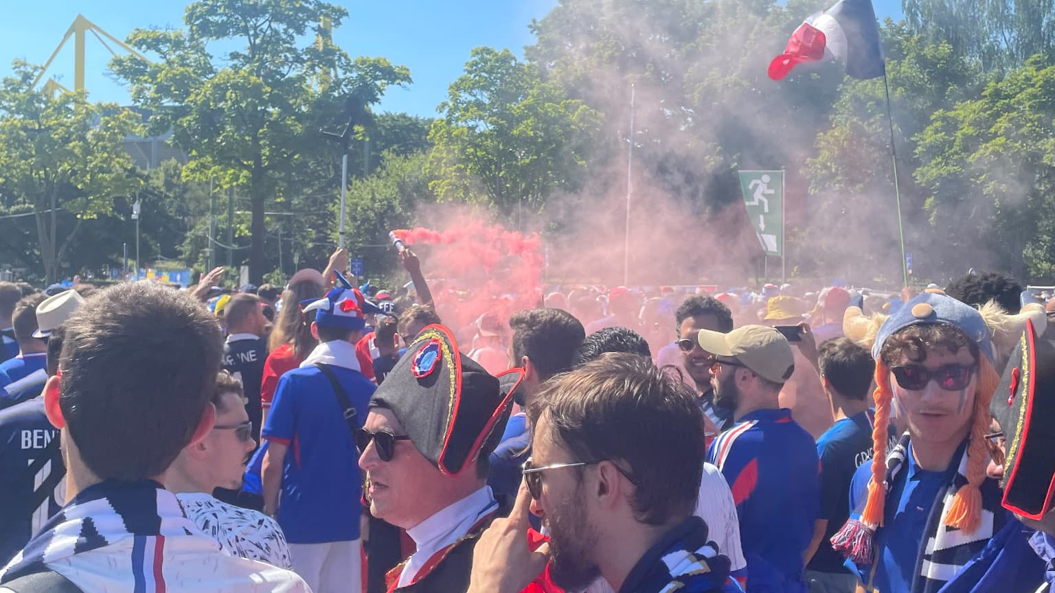 Les supporters des Bleus arrivent en nombre au stade de Dortmund avant France-Pologne, le 25/06/2024