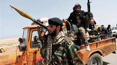 Insurgés à la poursuite de membres des forces fidèles à Mouammar Kadhafi à environ 120 km de Syrte. Les insurgés ont progressé lundi en direction de l'ouest et la ville natale de Mouammar Kadhafi, Syrte, mais à Misrata les forces du régime ont pénétré dan