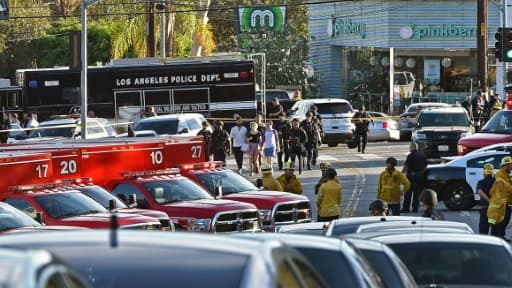 Des policiers et pompiers en position près d'un supermarché où s'est produite une fusillade avec prise d'otages, le 21 juillet 2018 à Los Angeles