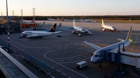 L'aéroport de Cologne-Bonn, en Allemagne. Le trafic aérien restera paralysé ce dimanche, pour le quatrième jour, sur la majeure partie du continent européen où un énorme nuage de cendres volcaniques continue de se propager. /Photo prise le 17 avril 2010/R