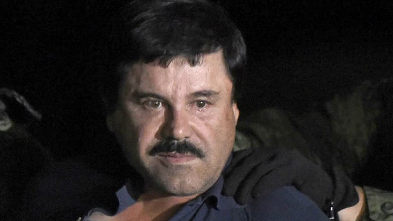 Le baron mexicain de la drogue Joaquin "El Chapo" Guzman lors de son arrestation après six mois de cavale, le 8 janvier 2016 à l'aéroport de Mexico 