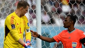 L'un des arbitres assistants d'Allemagne-Japon vérifie le brassard de Neuer