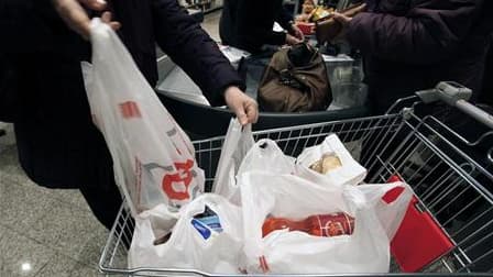 Le secrétaire d'Etat chargé de la consommation, Frédéric Lefebvre, a annoncé vendredi des discussions avec le secteur de la distribution en vue de la création d'un "panier de première nécessité" censé permettre aux ménages à bas revenus d'accéder à une al