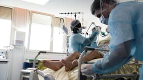 Du personnel soignant s'affaire dans une unité de soins intensifs à l'hôpital Louis Mourier à Colombes, le 9 novembre 2020