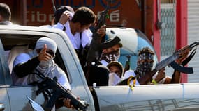 Des membres d'une milice d'autodéfense circulent dans les rues d'un village de l'Etat du Michoacan, à l'Ouest de Mexico, en janvier 2014.