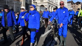 Près de 300 personnes marchent en hommage à Jean-Marc Chatard, surnommé "l'homme en bleu", cycliste renversé par une voiture, à Limoges, le 16 novembre 2024