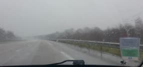 Chutes de neige sur l'autoroute A13 - Témoins BFMTV