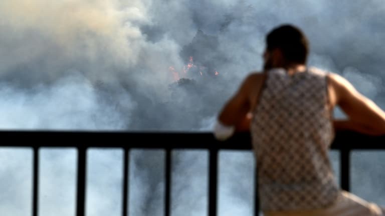 Un homme face à un incendie dans une région boisée à Ait Daoud, dans le nord de l'Algérie, le 13 août 2021 (illustration).