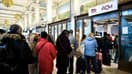 Des voyageurs font la queue pour acheter leurs billets de train à la boutique TGV Inoui, au premier jour d'une grève des contrôleurs de la SNCF, le 2 décembre 2022 à la Gare de Lyon, à Paris