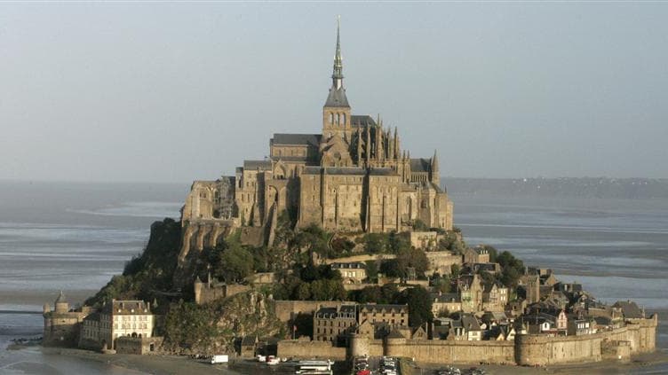 Le maire du Mont Saint-Michel et patron des fameux établissements de la Mère Poulard, Eric Vannier, a comparu mercredi pour "prise illégale d'intérêt", un délit que lui reproche son principal rival politique et commercial. /Photo d'archives/REUTERS