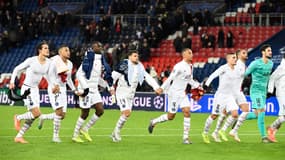 Les joueurs du PSG remercient leurs supporters