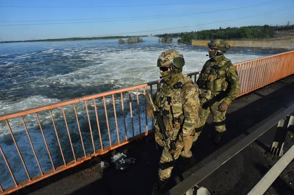 Des militaires russes patrouillant à la centrale hydroélectrique de Kakhovka, dans la région de Kherson, le 20 mai 2022.