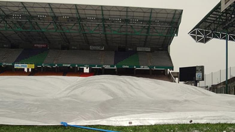 La pelouse de Geoffroy-Guichard bâchée