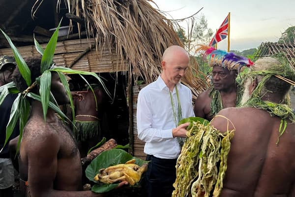 Le diplomate britannique Michael Watters sur l'île de Tanna au Vanuatu le 6 mai 2023.