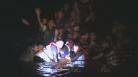 Des migrants entassés sur une embarcation de fortune au large des côtes turques.